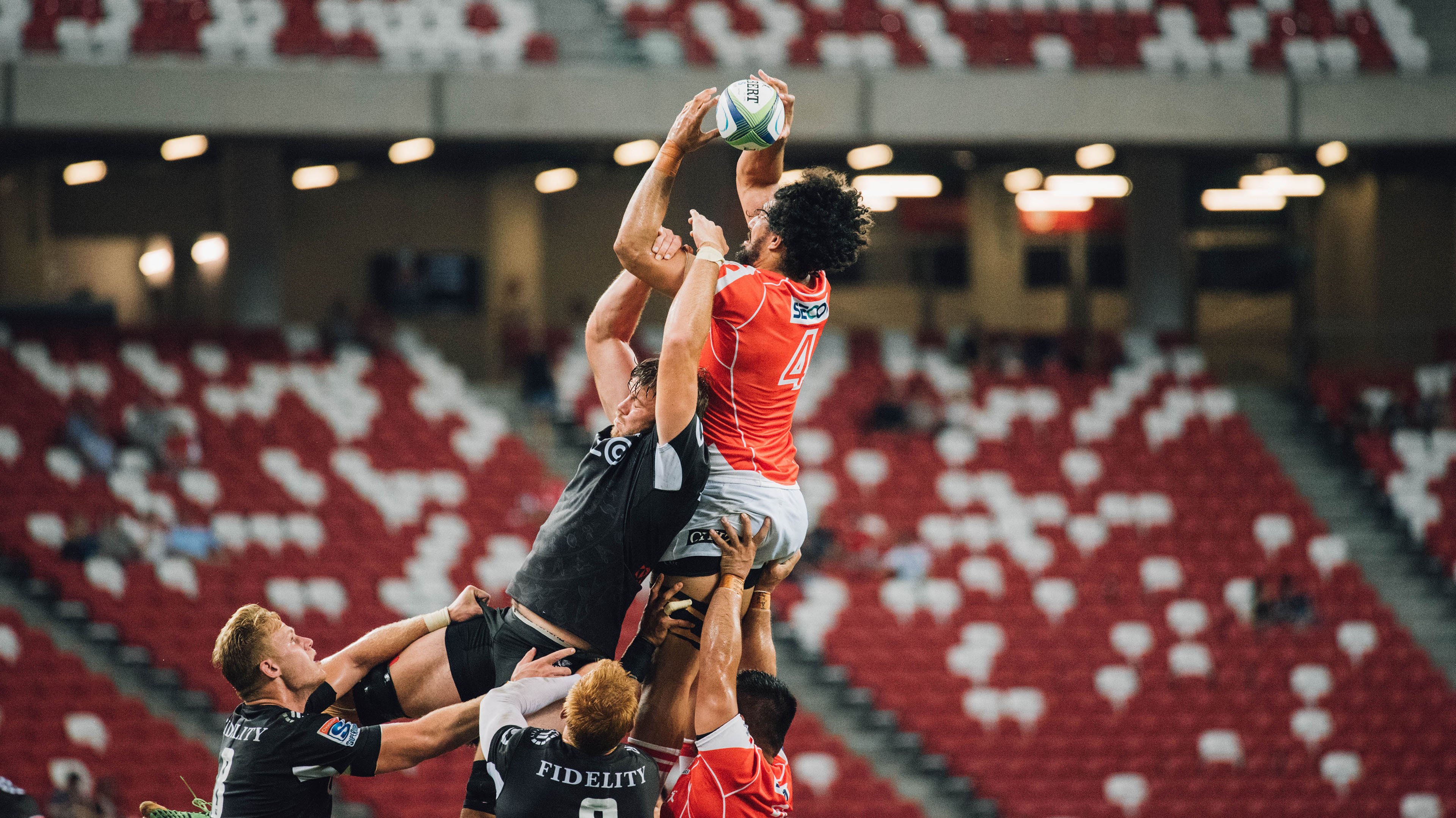 赛道与绿茵场的双重奏,当F1争冠战火遇见巴萨的波斯湾征服