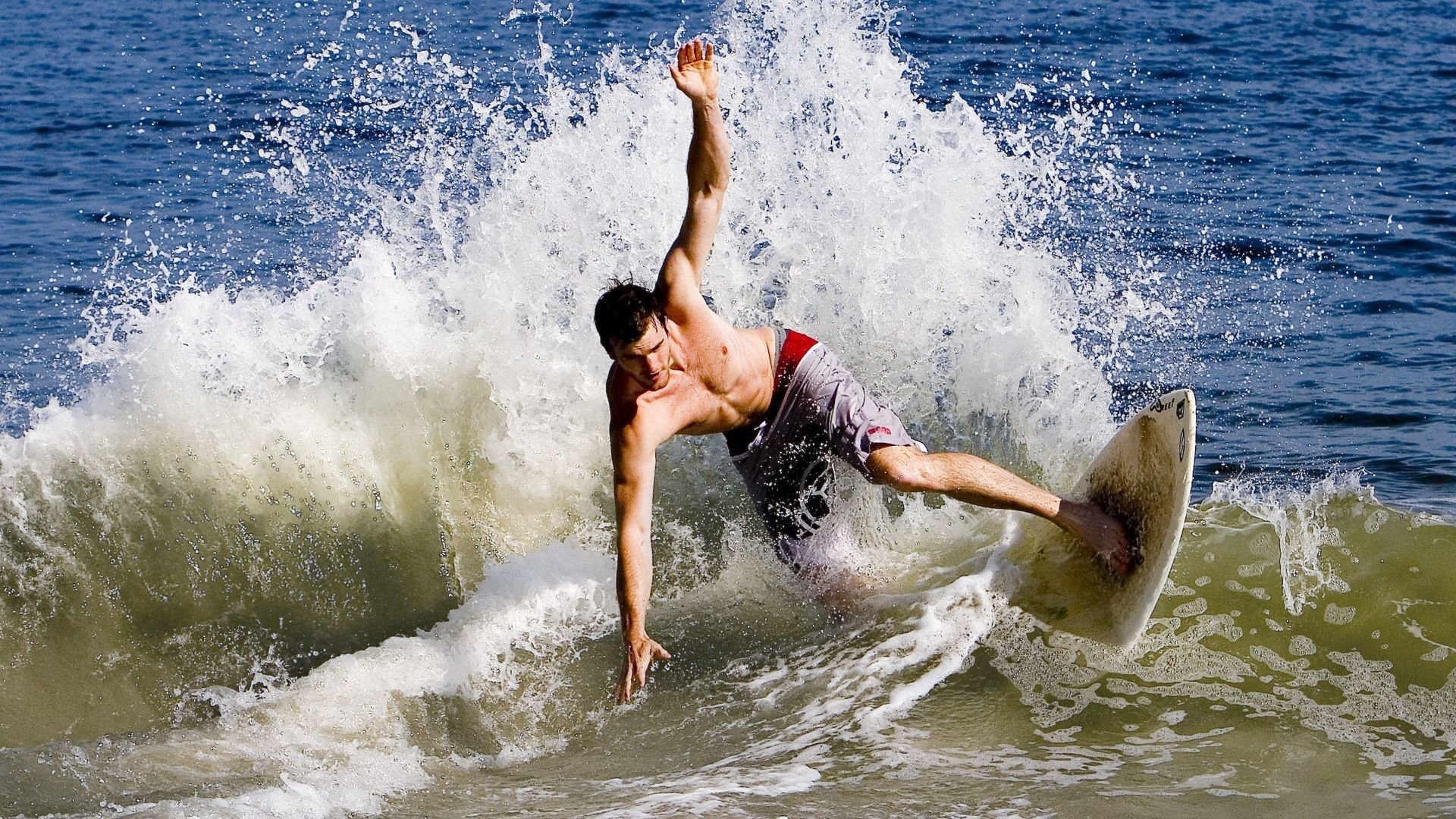 当安菲尔德遇见F1赛道，利物浦压哨绝杀与京多安的速度统治